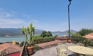 CASA VALLESANA EN VENTA CON ESPECTACULAR VISTA AL LAGO