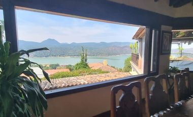 CASA VALLESANA EN VENTA CON ESPECTACULAR VISTA AL LAGO