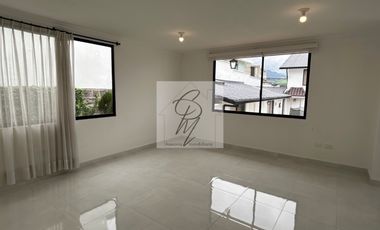 ARRIENDO CASA CUMBAYÁ LA PRIMAVERA 3 DORMITORIOS