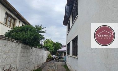 Casa dos pisos 5 dorm I. la Católica Las Condes