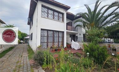 Casa dos pisos 5 dorm I. la Católica Las Condes