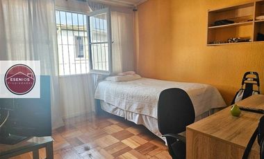Casa dos pisos 5 dorm I. la Católica Las Condes