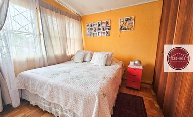 Casa dos pisos 5 dorm I. la Católica Las Condes