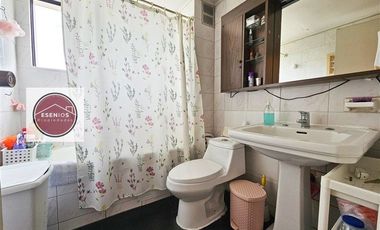 Casa dos pisos 5 dorm I. la Católica Las Condes