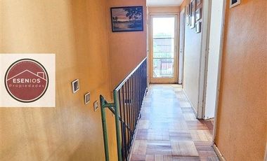 Casa dos pisos 5 dorm I. la Católica Las Condes