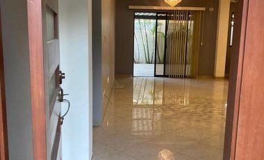 ¡Amplia Casa Esquinera de 2 Plantas en Alquiler – Urbanización Portal al Sol, Vía a la Costa!