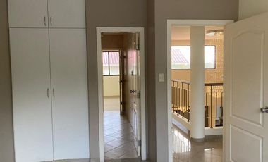 ¡Amplia Casa Esquinera de 2 Plantas en Alquiler – Urbanización Portal al Sol, Vía a la Costa!