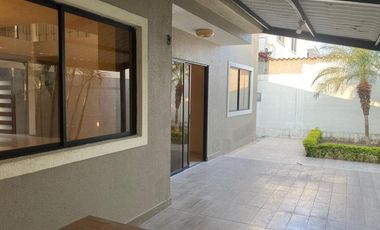 ¡Amplia Casa Esquinera de 2 Plantas en Alquiler – Urbanización Portal al Sol, Vía a la Costa!