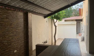 ¡Amplia Casa Esquinera de 2 Plantas en Alquiler – Urbanización Portal al Sol, Vía a la Costa!