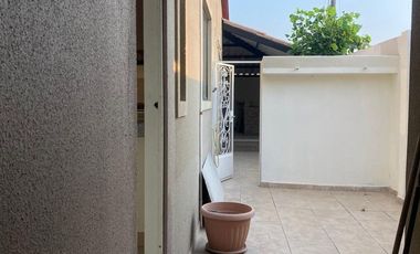 ¡Amplia Casa Esquinera de 2 Plantas en Alquiler – Urbanización Portal al Sol, Vía a la Costa!