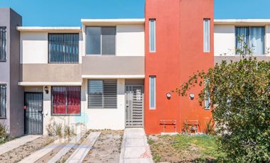 Casa en venta en Treboles Frente A Parque Hab en planta Baja y Baño completo