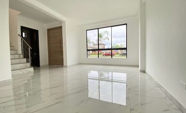 Se vende casa en Urbanización Ciudad Celeste frente a Club Etapa La Costanera