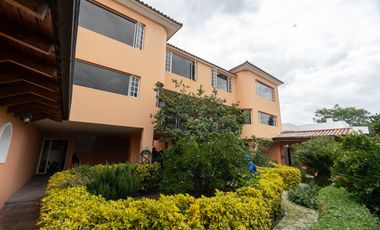 ¡Dos casas de lujo en Cumbayá! – 800 m² construidos en un terreno de 1.200 m²