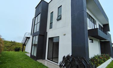 Renta Casa Campestre dos niveles en Exclusivo Condominio Cerritos
