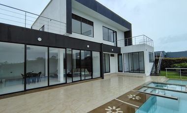 Renta Casa Campestre dos niveles en Exclusivo Condominio Cerritos