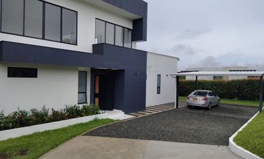 Renta Casa Campestre dos niveles en Exclusivo Condominio Cerritos