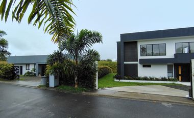 Renta Casa Campestre dos niveles en Exclusivo Condominio Cerritos