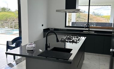 Renta Casa Campestre dos niveles en Exclusivo Condominio Cerritos