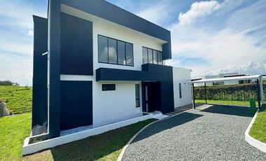Renta Casa Campestre dos niveles en Exclusivo Condominio Cerritos