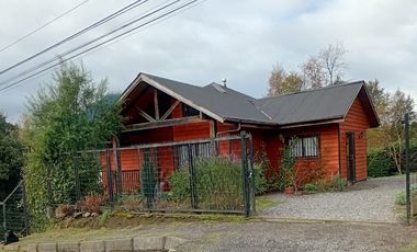 Pucón, en venta una gran casa en sitio urbano a minutos del centro