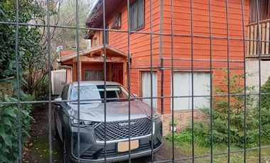 Pucón, en venta una gran casa en sitio urbano a minutos del centro