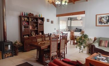 Pucón, en venta una gran casa en sitio urbano a minutos del centro