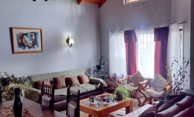Pucón, en venta una gran casa en sitio urbano a minutos del centro