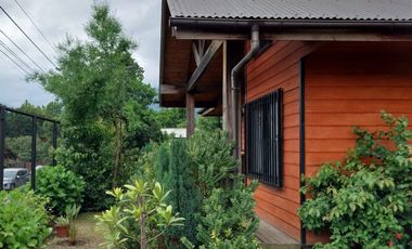 Pucón, en venta una gran casa en sitio urbano a minutos del centro