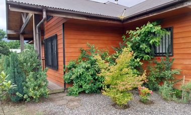 Pucón, en venta una gran casa en sitio urbano a minutos del centro