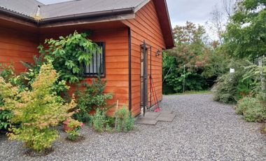 Pucón, en venta una gran casa en sitio urbano a minutos del centro