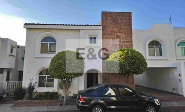 Hermosa Casa Amueblada en Renta en fraccionamiento Cerrado por Plaza San Diego