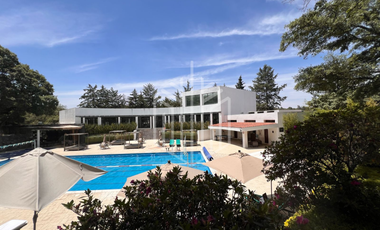 Hermosa residencia en venta con vista arbolada en hacienda de vallescondido.