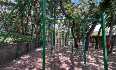 Hermosa residencia en venta con vista arbolada en hacienda de vallescondido.