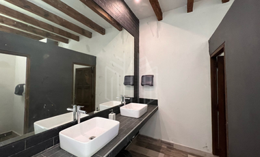 Hermosa residencia en venta con vista arbolada en hacienda de vallescondido.