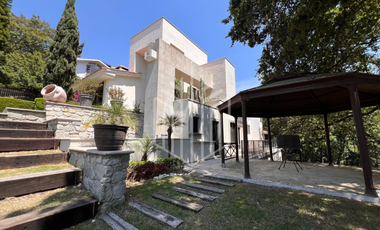 Hermosa residencia en venta con vista arbolada en hacienda de vallescondido.