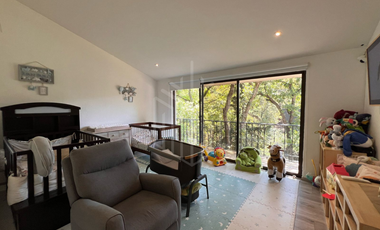 Hermosa residencia en venta con vista arbolada en hacienda de vallescondido.