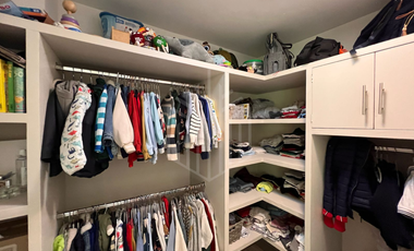 Hermosa residencia en venta con vista arbolada en hacienda de vallescondido.