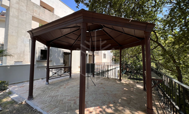 Hermosa residencia en venta con vista arbolada en hacienda de vallescondido.