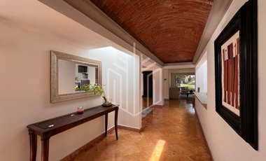 Hermosa residencia en venta con vista arbolada en hacienda de vallescondido.