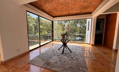 Hermosa residencia en venta con vista arbolada en hacienda de vallescondido.