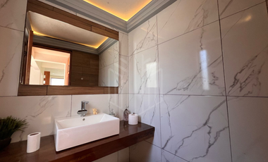 Hermosa residencia en venta con vista arbolada en hacienda de vallescondido.