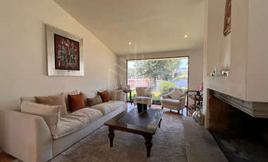 Hermosa residencia en venta con vista arbolada en hacienda de vallescondido.