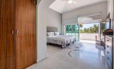 Casa Remodelada con Vista al Campo de Golf en Marina Vallarta - Remodeled Golf Course View Home in Marina Vallarta – Pool with Jacuzzi & Solar Panels
