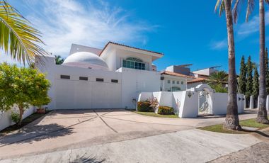Casa Remodelada con Vista al Campo de Golf en Marina Vallarta - Remodeled Golf Course View Home in Marina Vallarta – Pool with Jacuzzi & Solar Panels