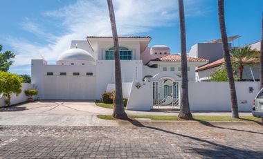 Casa Remodelada con Vista al Campo de Golf en Marina Vallarta - Remodeled Golf Course View Home in Marina Vallarta – Pool with Jacuzzi & Solar Panels