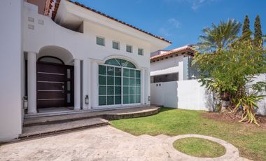 Casa Remodelada con Vista al Campo de Golf en Marina Vallarta - Remodeled Golf Course View Home in Marina Vallarta – Pool with Jacuzzi & Solar Panels