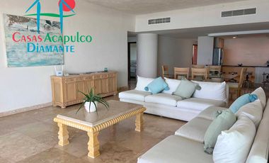 Frente al mar. En exclusivo departamento con terraza panorámica y acceso directo a la playa