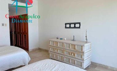 Frente al mar. En exclusivo departamento con terraza panorámica y acceso directo a la playa