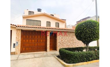 Exclusiva Casa De 3 Pisos En Venta - Urb. Santa Leonor, Chorrillos