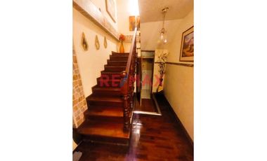 Exclusiva Casa De 3 Pisos En Venta - Urb. Santa Leonor, Chorrillos